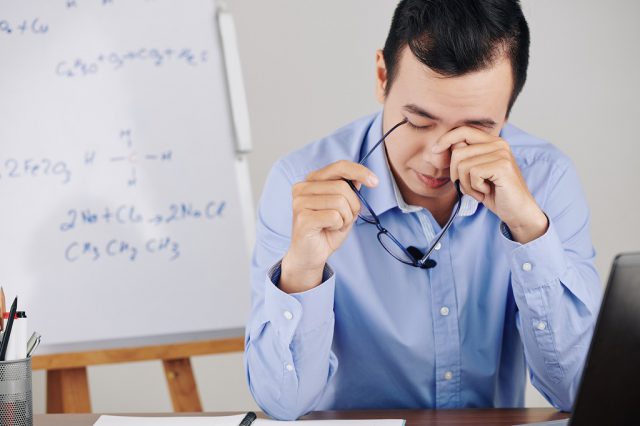 Co robić przy zmęczonych oczach